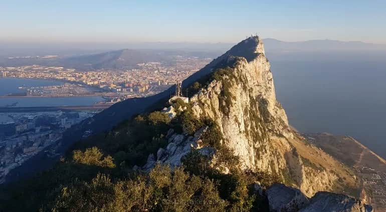 Gdzie leży Gibraltar? Odkryj jego niezwykłą lokalizację i znaczenie