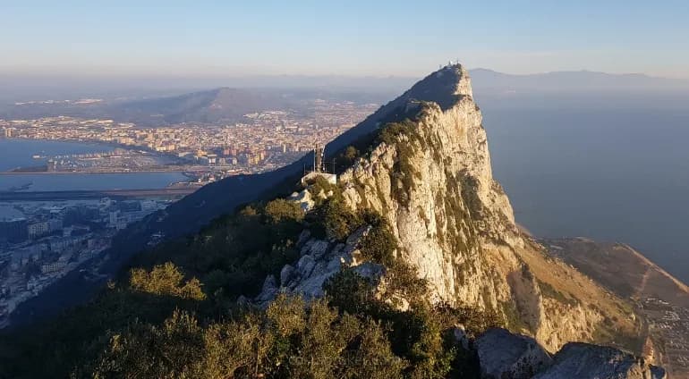Gdzie leży Gibraltar? Odkryj jego niezwykłą lokalizację i znaczenie