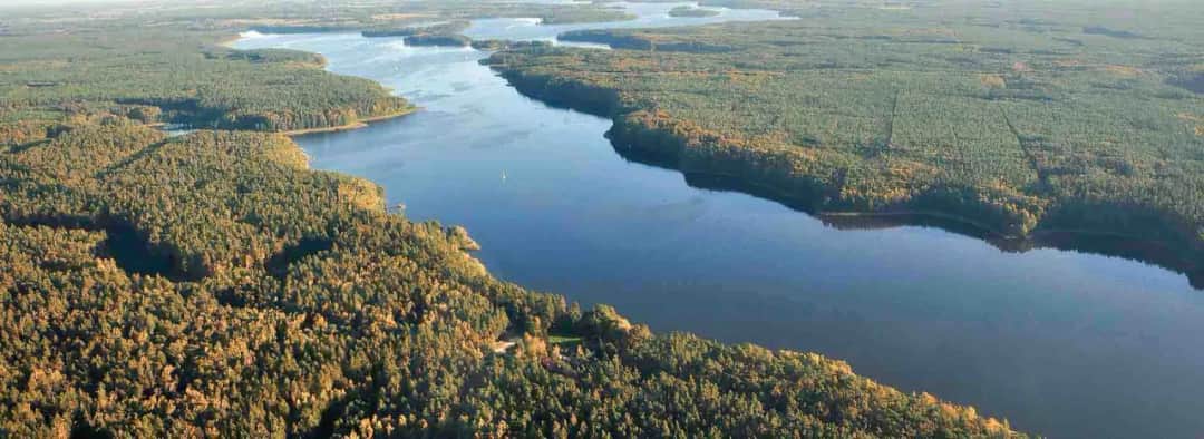 Gdzie leży jezioro Jeziorak? Odkryj jego lokalizację i atrakcje