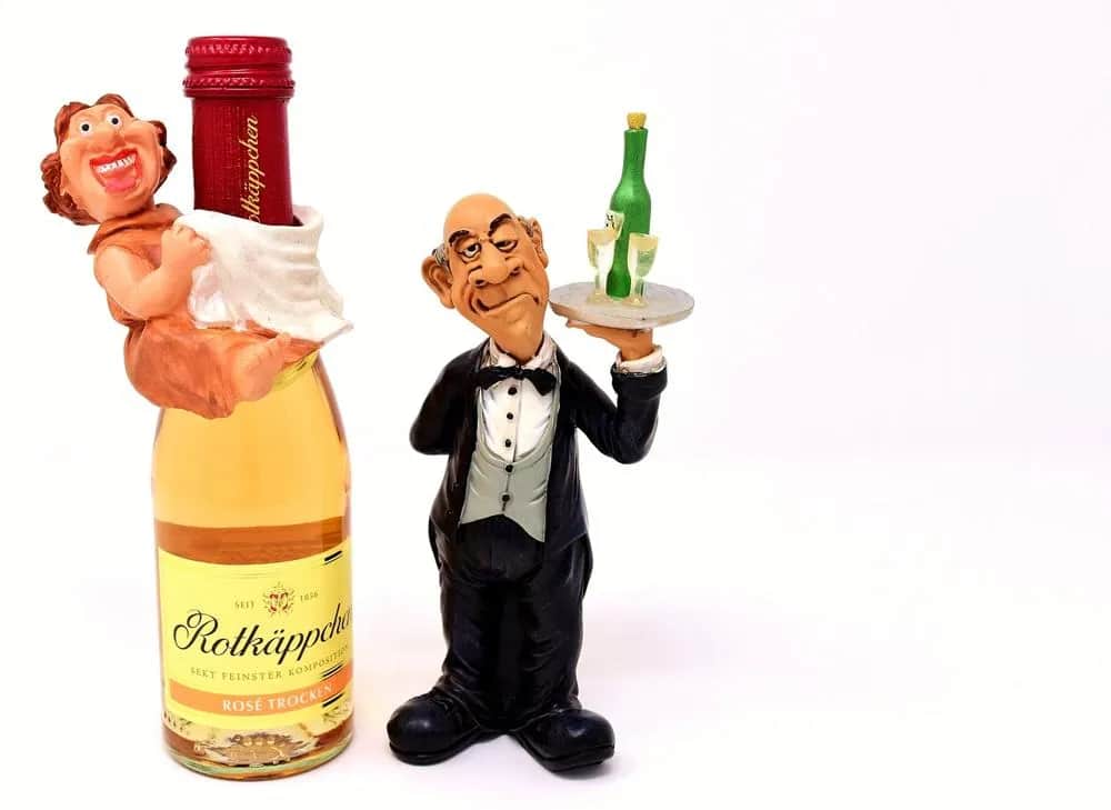 Ile zarabia kelner w hotelu? Zaskakujące wynagrodzenia w branży